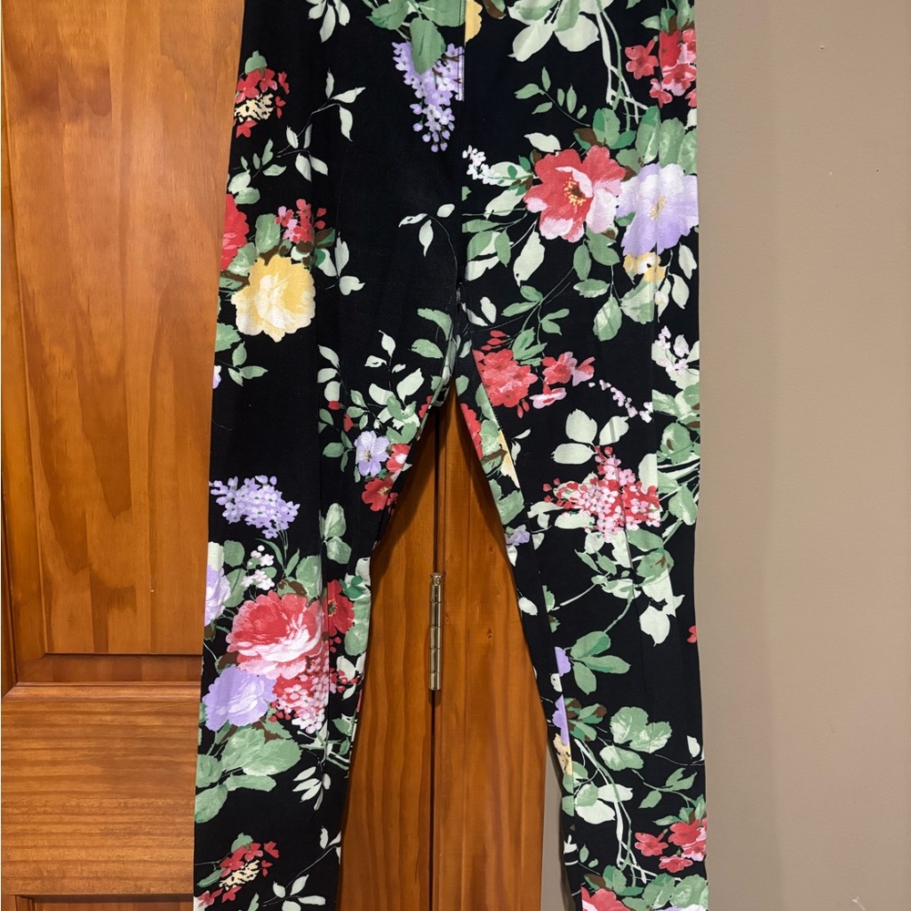 Women’s Black and Red Floral Leggings